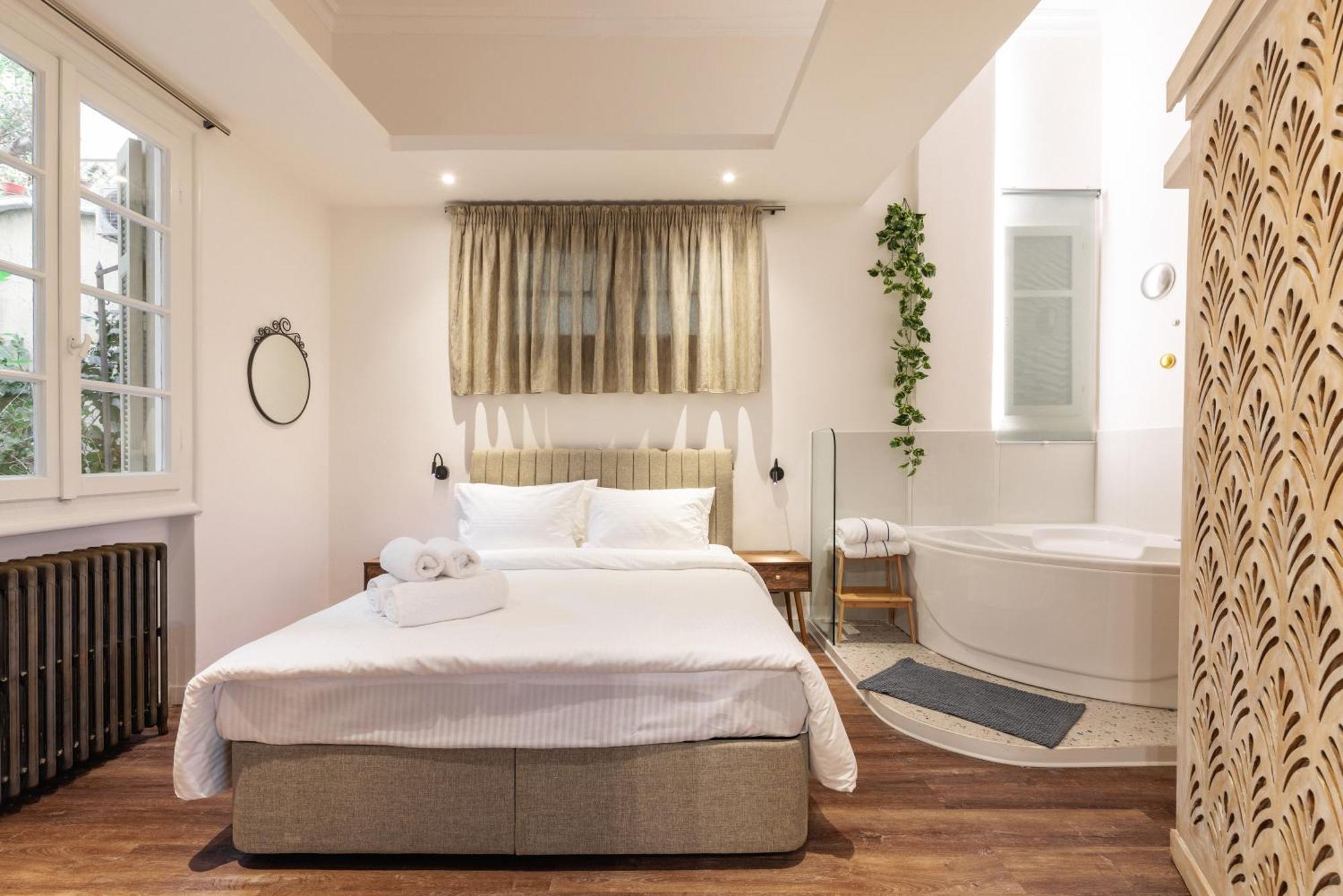 Couple-In Magical Suite With Jacuzzi Thessaloniki Exterior photo