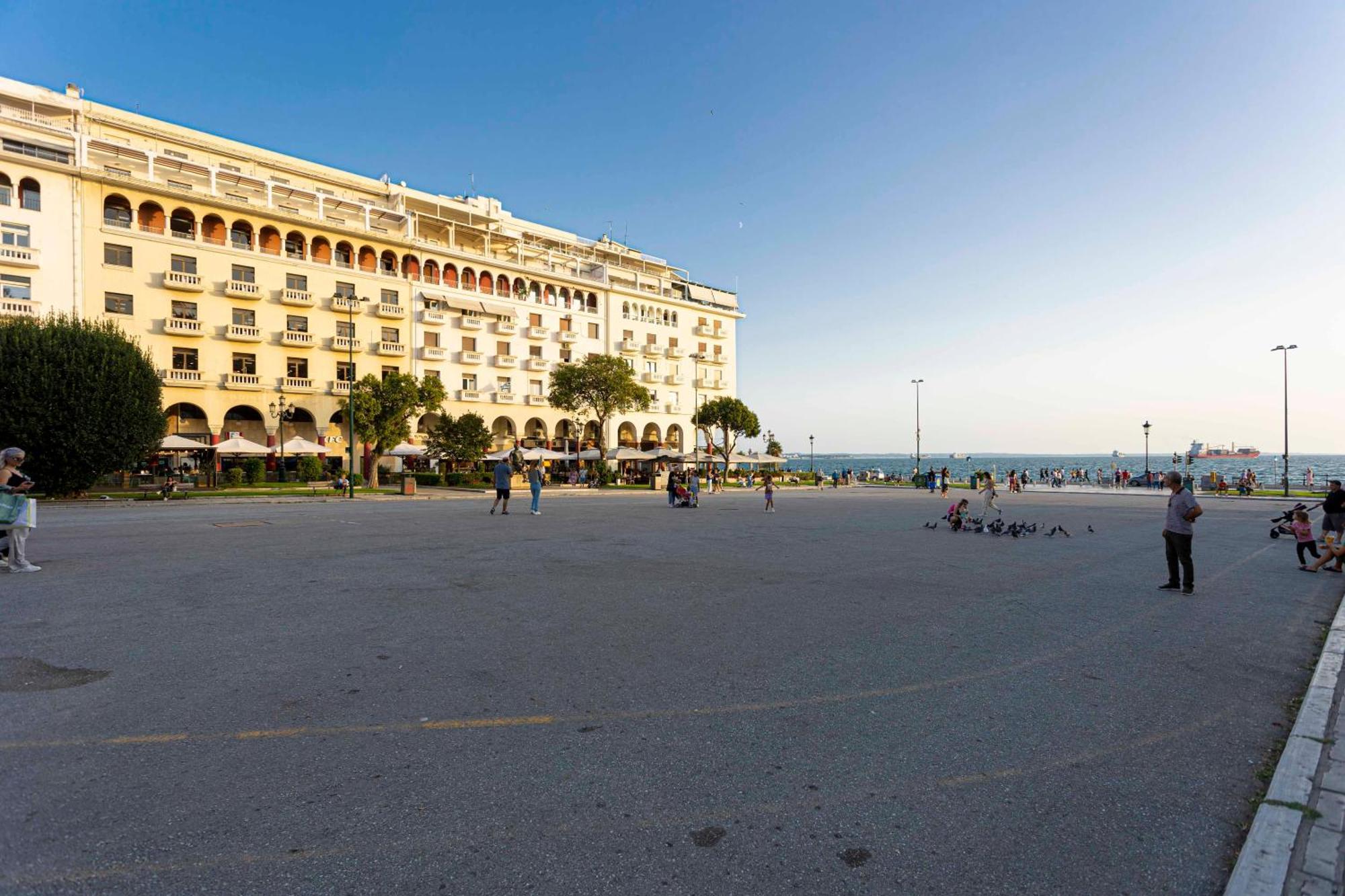 Couple-In Magical Suite With Jacuzzi Thessaloniki Exterior photo